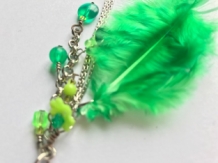 sleutelhanger met groene veren